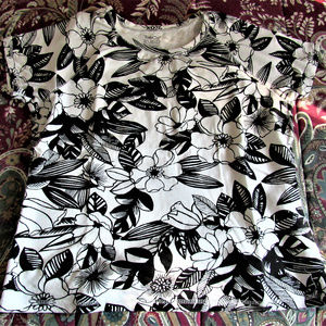 TeeCo WIHTE & BLUE WOMENS TEE SIXE XL